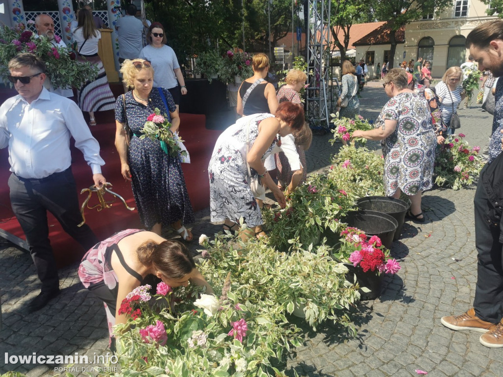 Boże Ciało w Łowiczu - tysiące ludzi na procesji