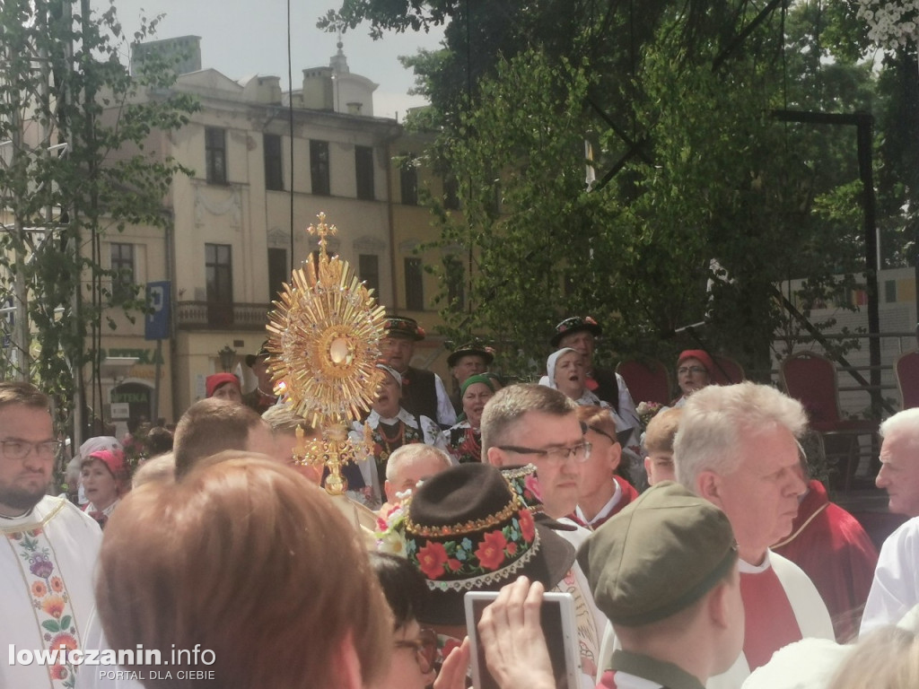 Boże Ciało w Łowiczu - tysiące ludzi na procesji