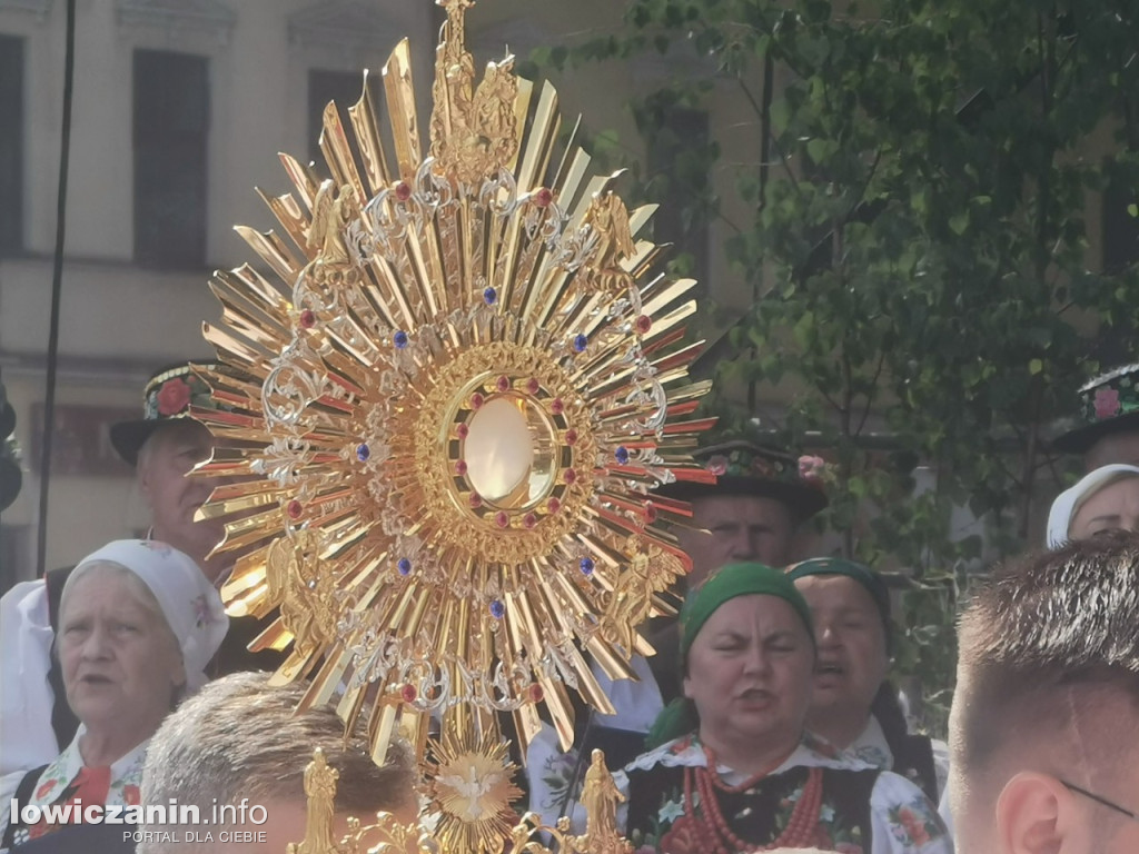 Boże Ciało w Łowiczu - tysiące ludzi na procesji