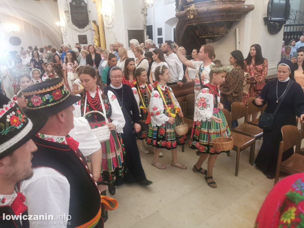 Boże Ciało w Łowiczu - tysiące ludzi na procesji