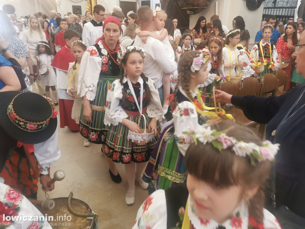 Boże Ciało w Łowiczu - tysiące ludzi na procesji