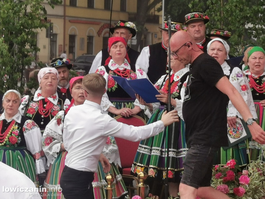 Boże Ciało w Łowiczu - tysiące ludzi na procesji