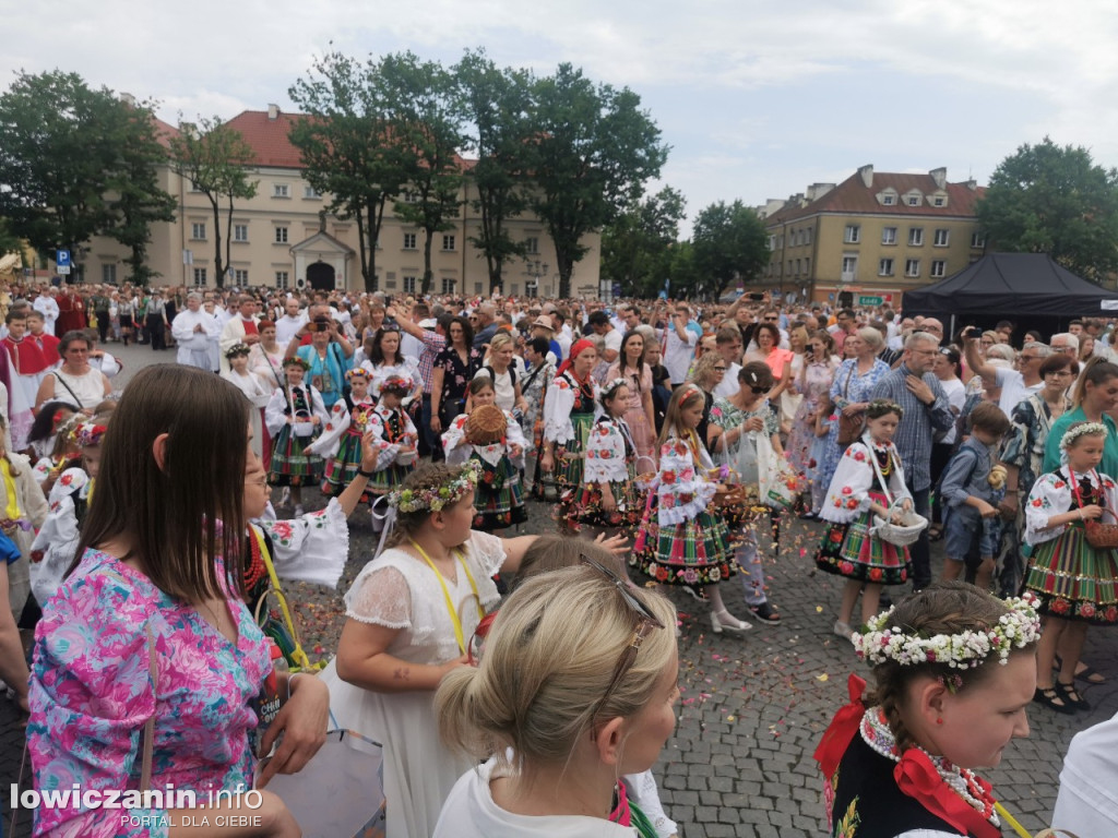 Boże Ciało w Łowiczu - tysiące ludzi na procesji
