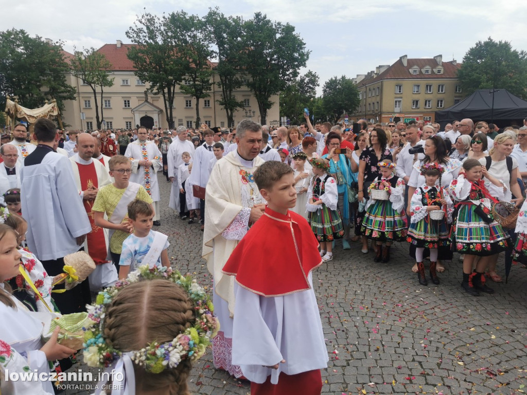 Boże Ciało w Łowiczu - tysiące ludzi na procesji