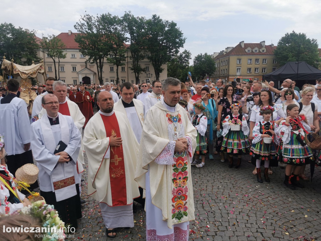 Boże Ciało w Łowiczu - tysiące ludzi na procesji