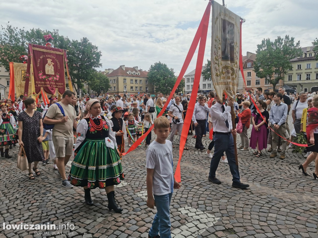 Boże Ciało w Łowiczu - tysiące ludzi na procesji