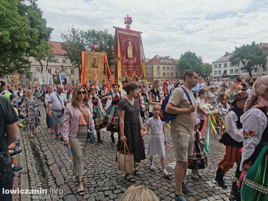 Boże Ciało w Łowiczu - tysiące ludzi na procesji