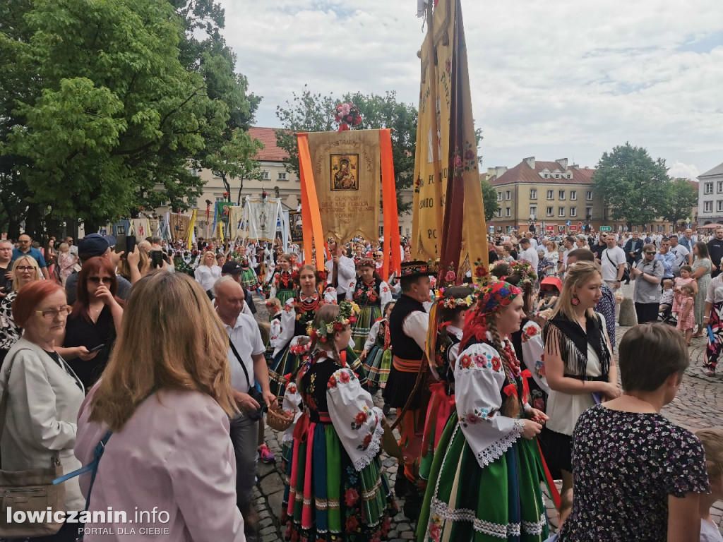 Boże Ciało w Łowiczu - tysiące ludzi na procesji