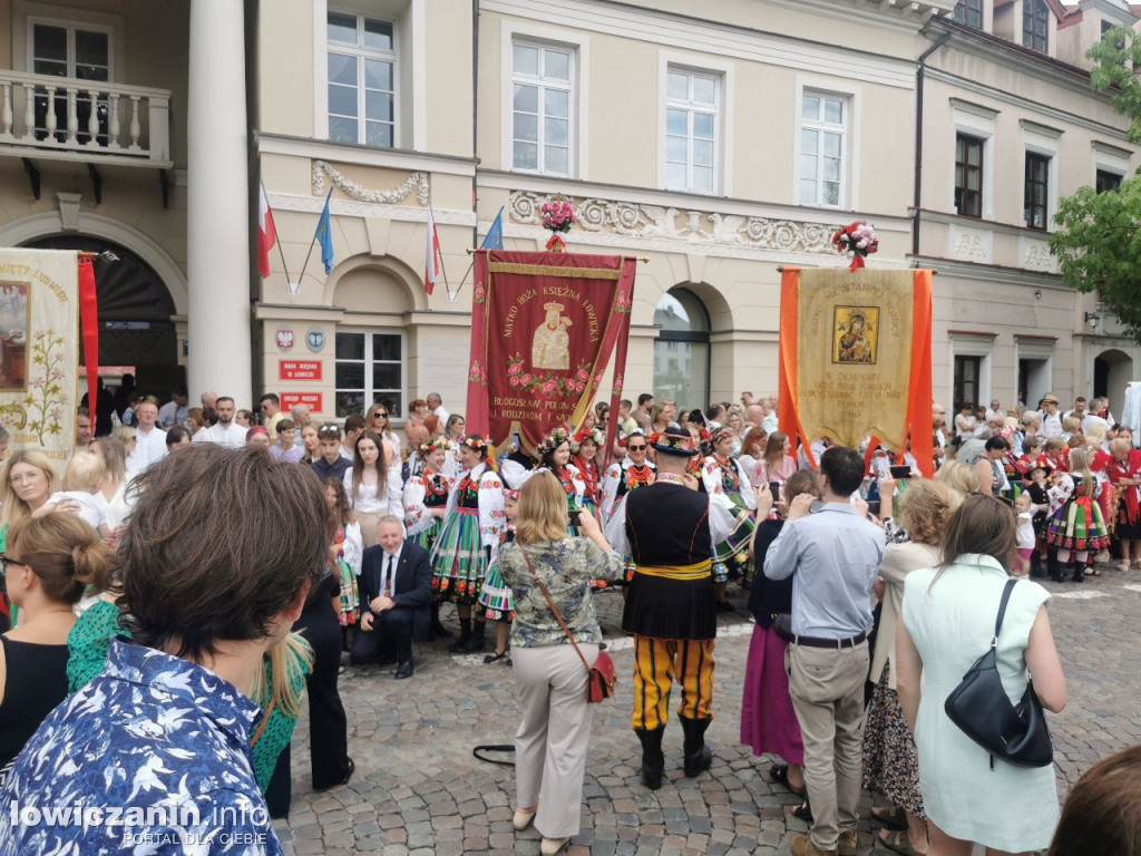 Boże Ciało w Łowiczu - tysiące ludzi na procesji
