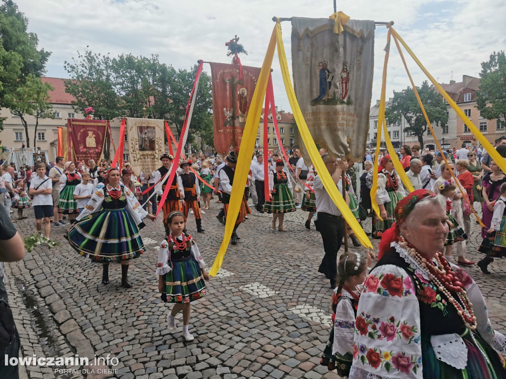 Boże Ciało w Łowiczu - tysiące ludzi na procesji