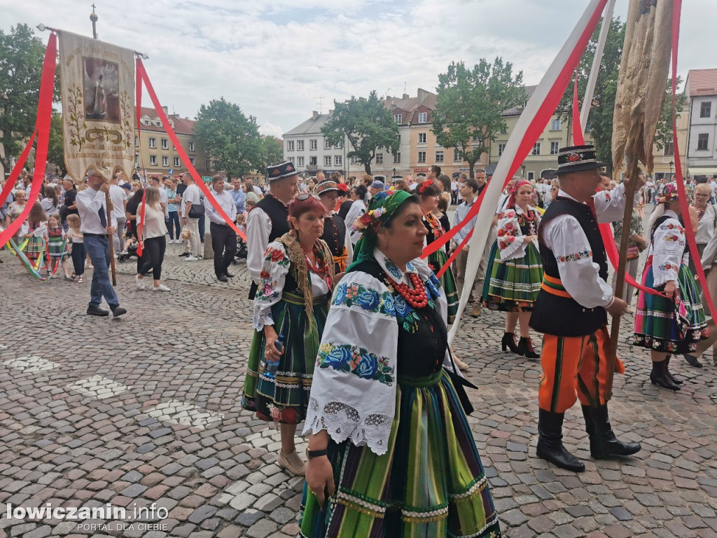 Boże Ciało w Łowiczu - tysiące ludzi na procesji