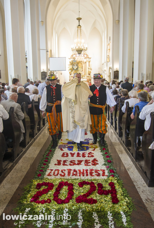 Kwiatowy dywan w Domaniewicach