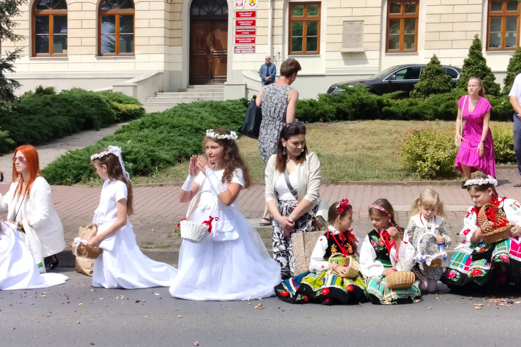 Łowicz. Procesja eucharystyczna przeszła ul. Jana Pawła II Stanisławskiego