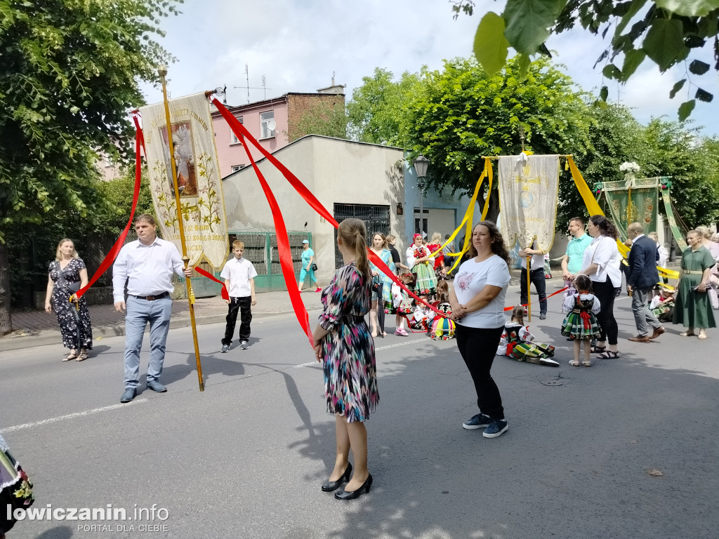 Łowicz. Procesja eucharystyczna przeszła ul. Jana Pawła II Stanisławskiego