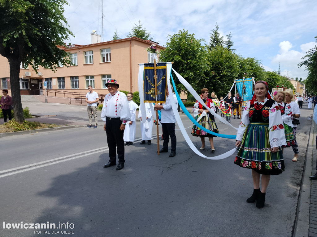 Łowicz. Procesja eucharystyczna przeszła ul. Jana Pawła II Stanisławskiego