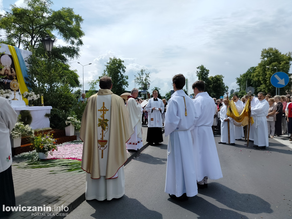 Łowicz. Procesja eucharystyczna przeszła ul. Jana Pawła II Stanisławskiego
