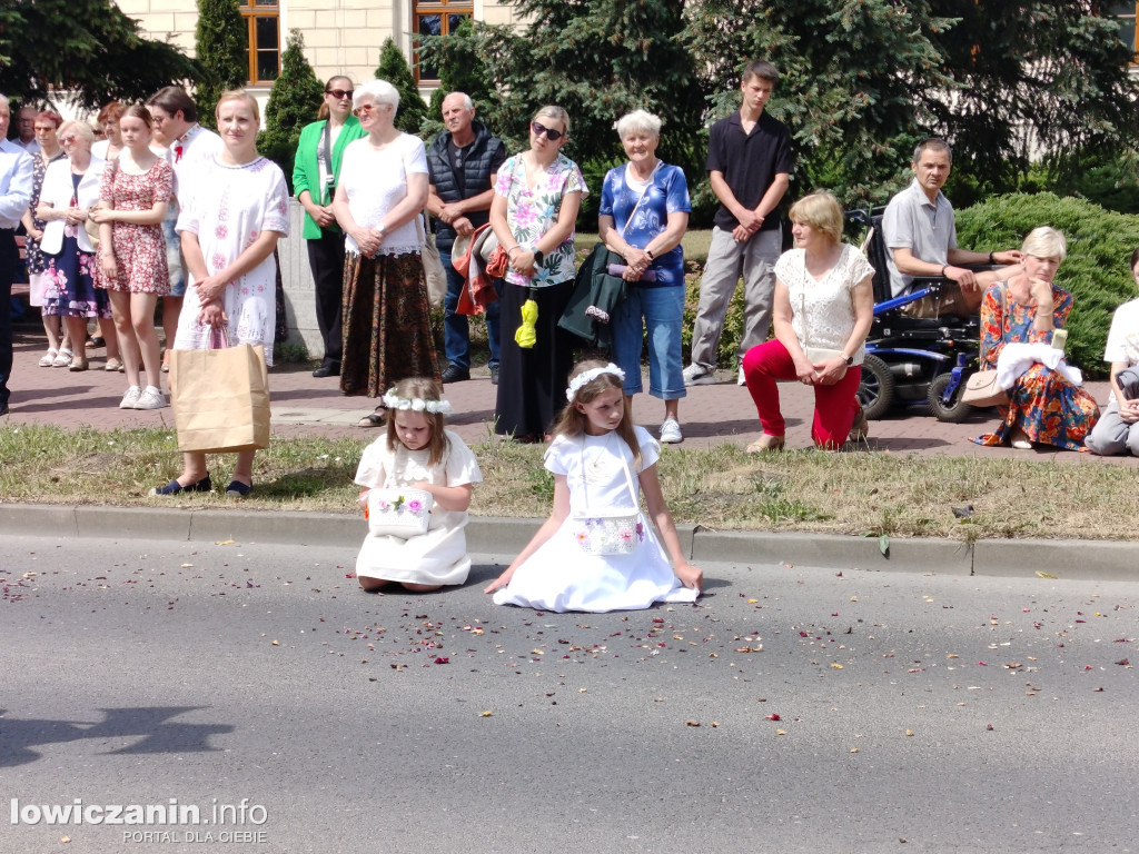 Łowicz. Procesja eucharystyczna przeszła ul. Jana Pawła II Stanisławskiego