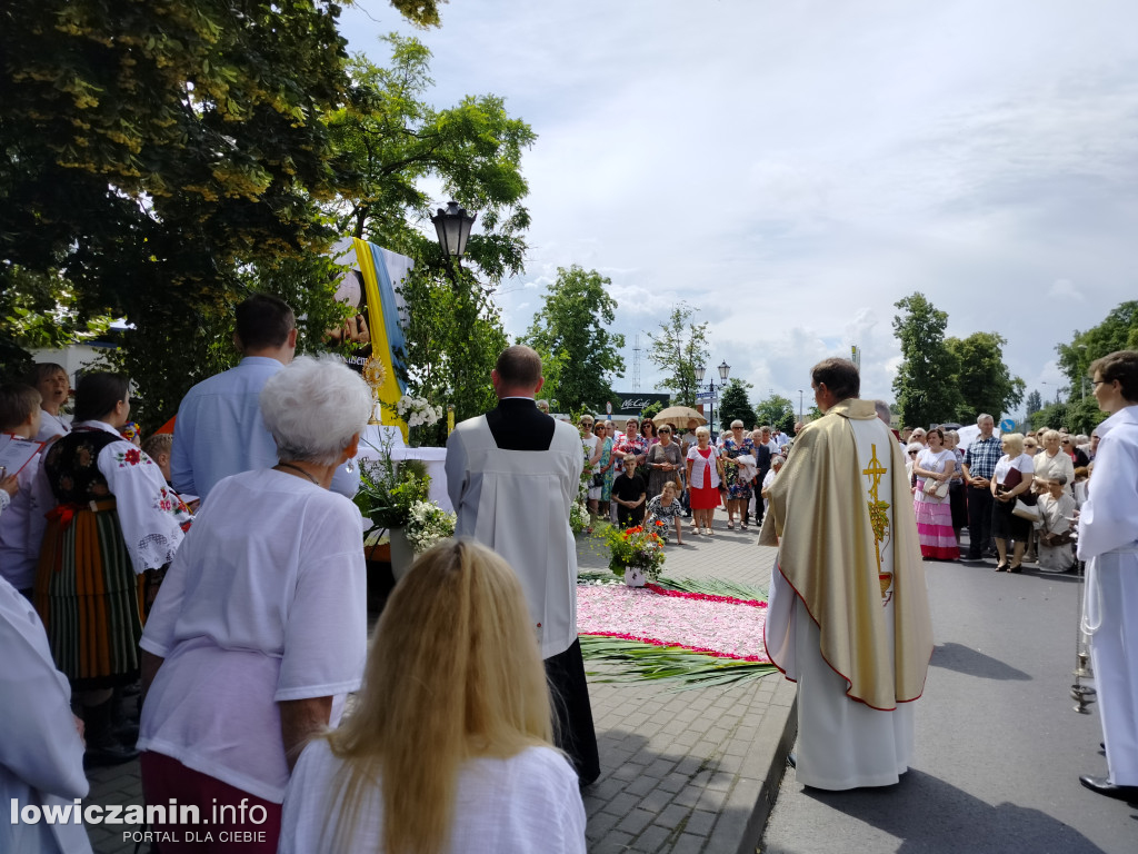 Łowicz. Procesja eucharystyczna przeszła ul. Jana Pawła II Stanisławskiego