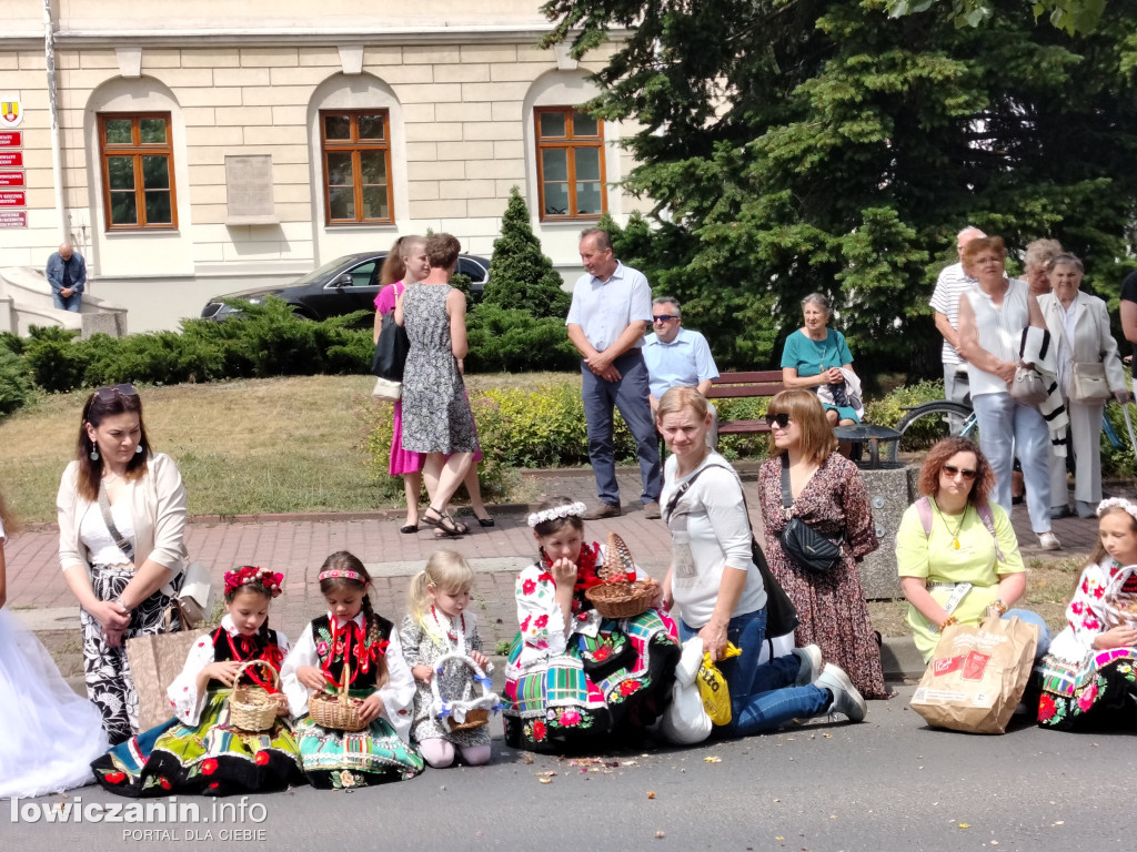 Łowicz. Procesja eucharystyczna przeszła ul. Jana Pawła II Stanisławskiego