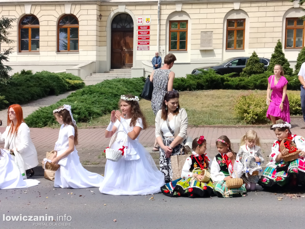 Łowicz. Procesja eucharystyczna przeszła ul. Jana Pawła II Stanisławskiego
