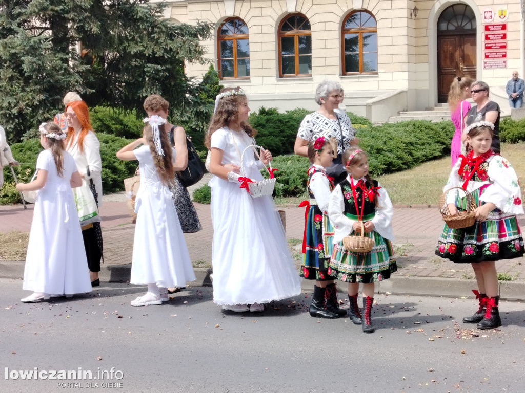 Łowicz. Procesja eucharystyczna przeszła ul. Jana Pawła II Stanisławskiego