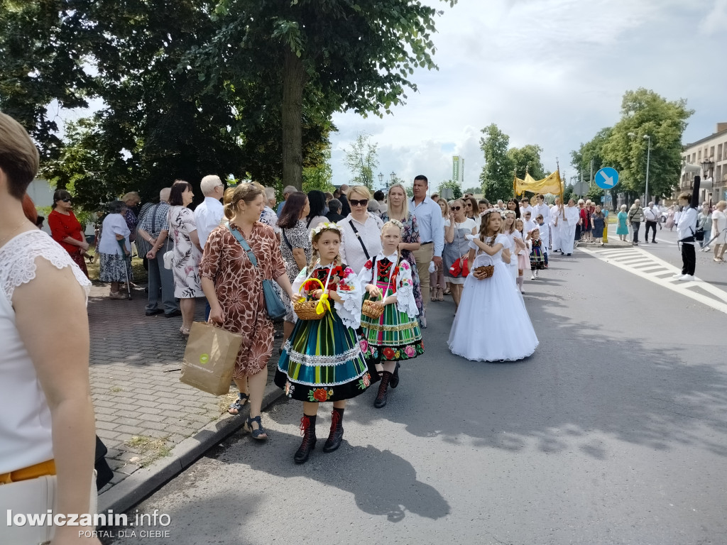 Łowicz. Procesja eucharystyczna przeszła ul. Jana Pawła II Stanisławskiego