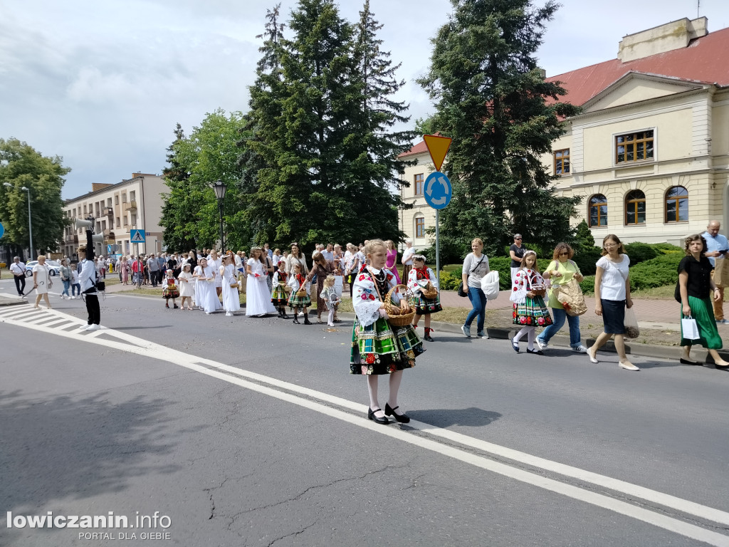 Łowicz. Procesja eucharystyczna przeszła ul. Jana Pawła II Stanisławskiego