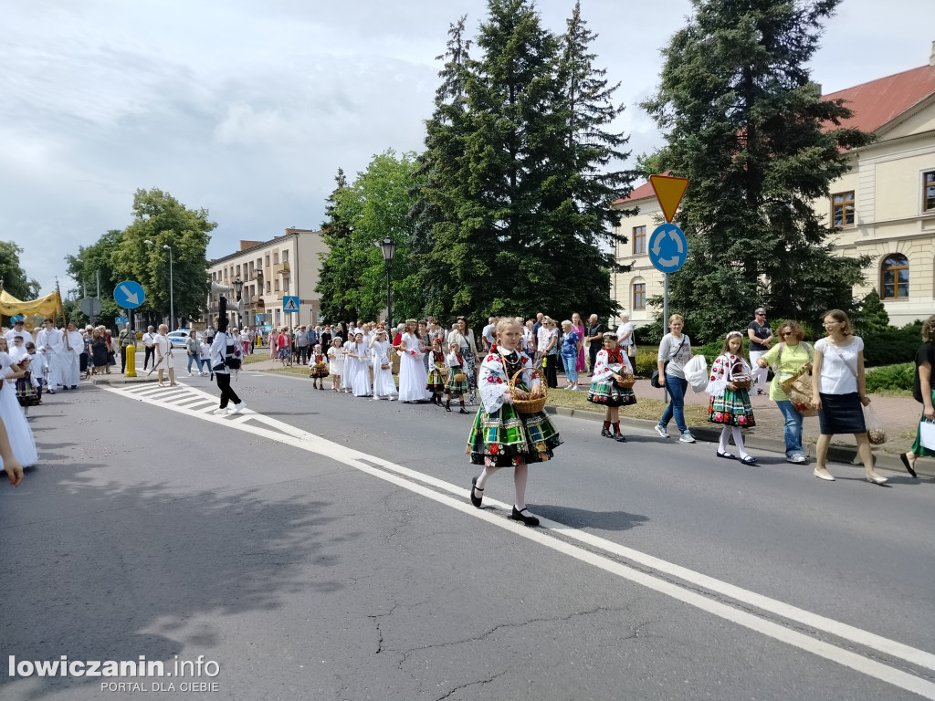 Łowicz. Procesja eucharystyczna przeszła ul. Jana Pawła II Stanisławskiego