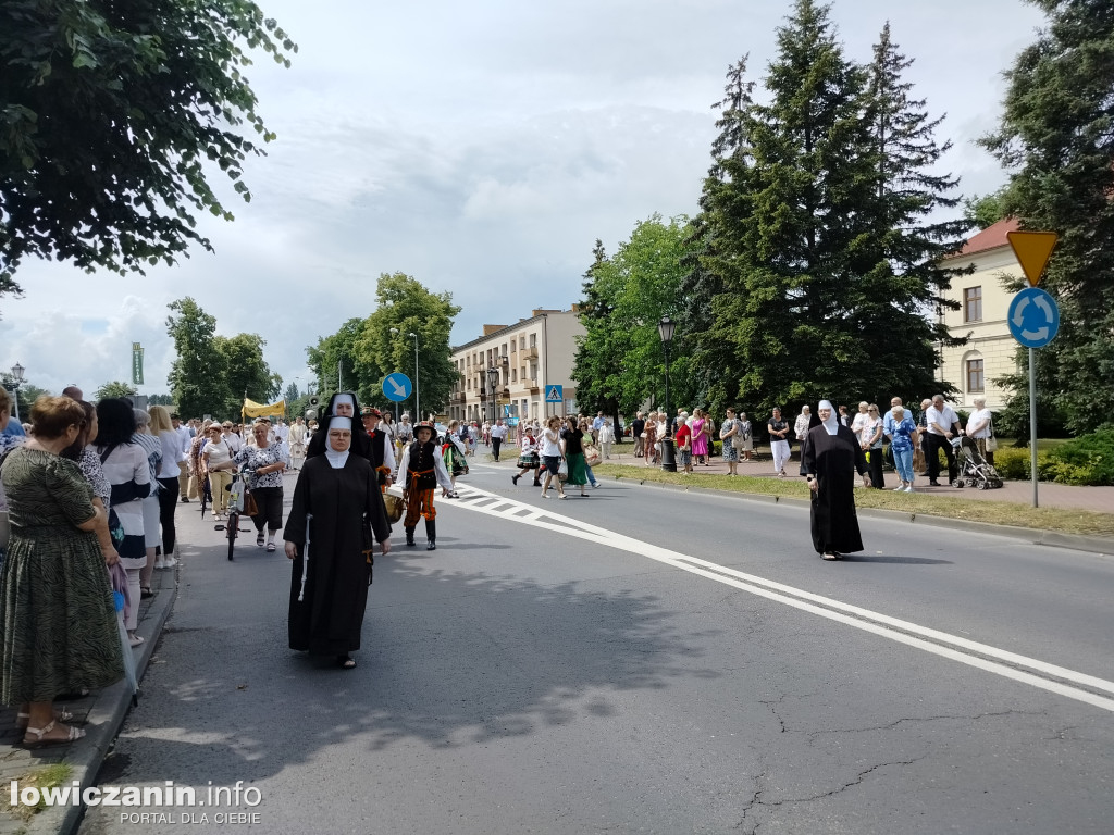 Łowicz. Procesja eucharystyczna przeszła ul. Jana Pawła II Stanisławskiego
