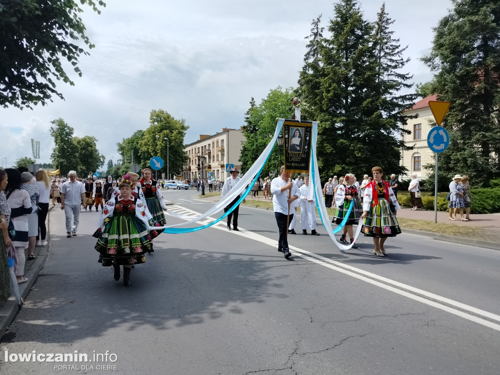 Łowicz. Procesja eucharystyczna przeszła ul. Jana Pawła II Stanisławskiego