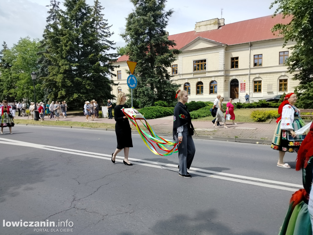 Łowicz. Procesja eucharystyczna przeszła ul. Jana Pawła II Stanisławskiego