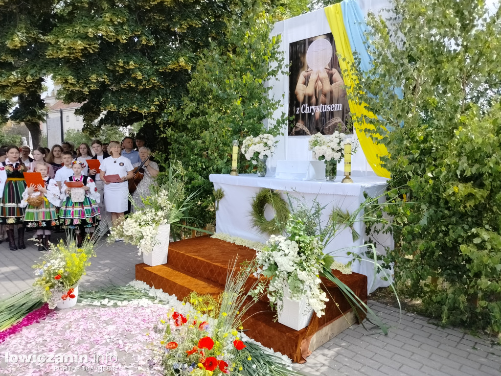 Łowicz. Procesja eucharystyczna przeszła ul. Jana Pawła II Stanisławskiego