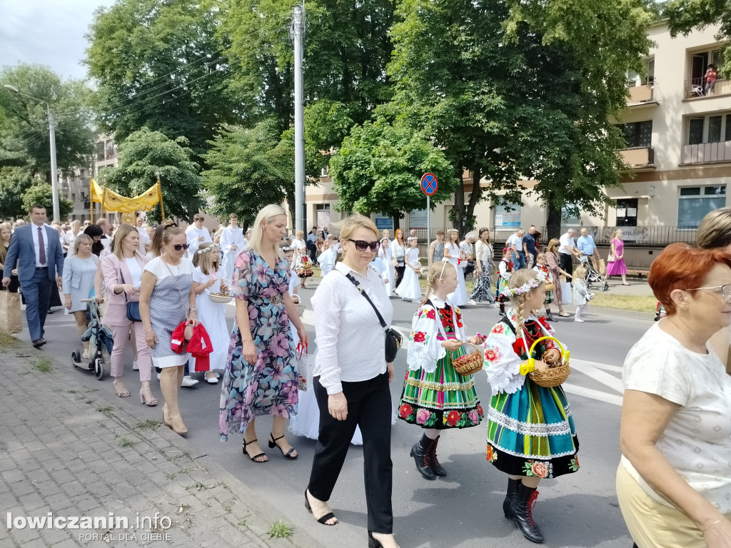 Łowicz. Procesja eucharystyczna przeszła ul. Jana Pawła II Stanisławskiego