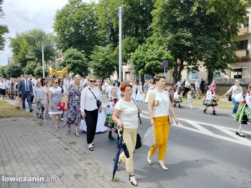 Łowicz. Procesja eucharystyczna przeszła ul. Jana Pawła II Stanisławskiego