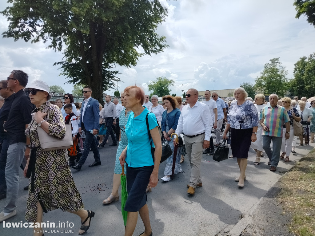 Łowicz. Procesja eucharystyczna przeszła ul. Jana Pawła II Stanisławskiego