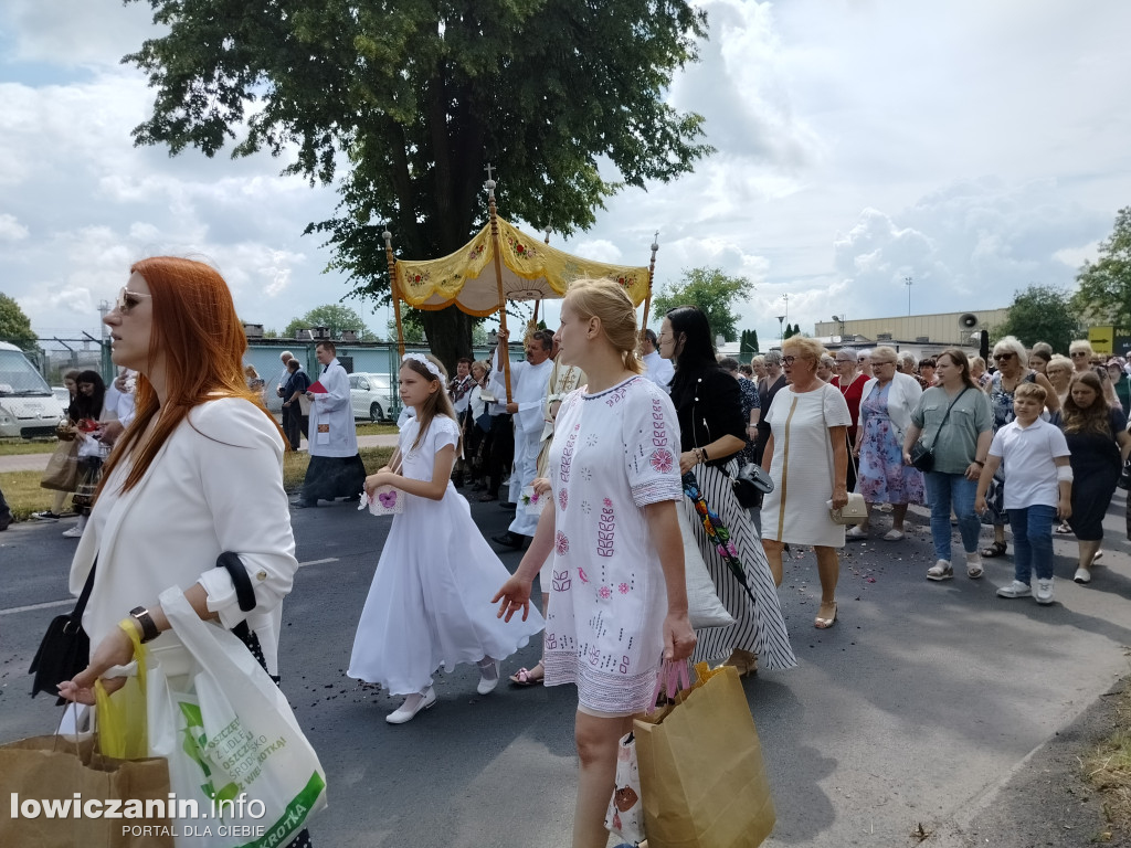 Łowicz. Procesja eucharystyczna przeszła ul. Jana Pawła II Stanisławskiego