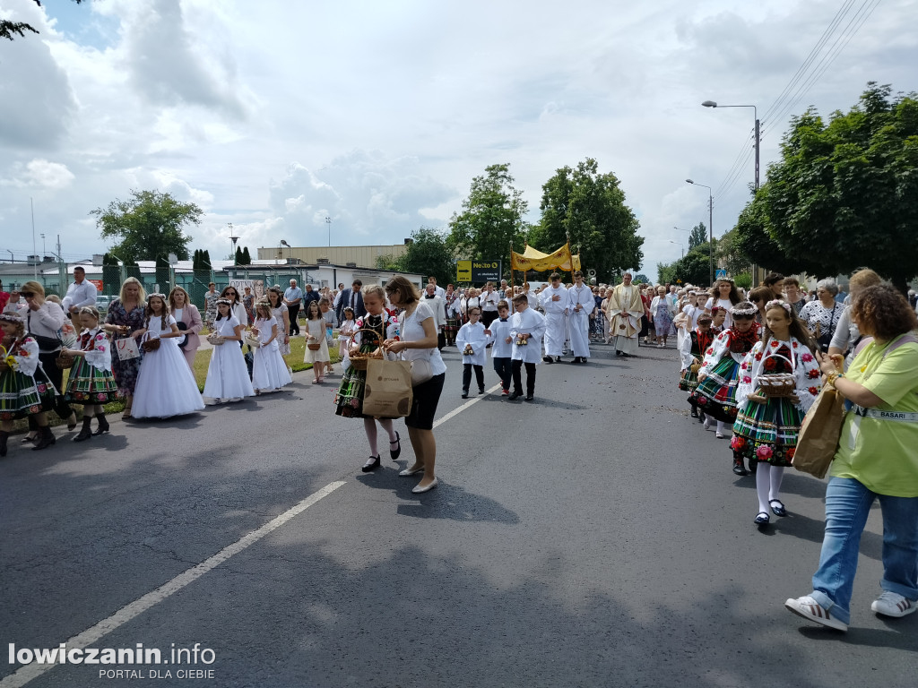 Łowicz. Procesja eucharystyczna przeszła ul. Jana Pawła II Stanisławskiego