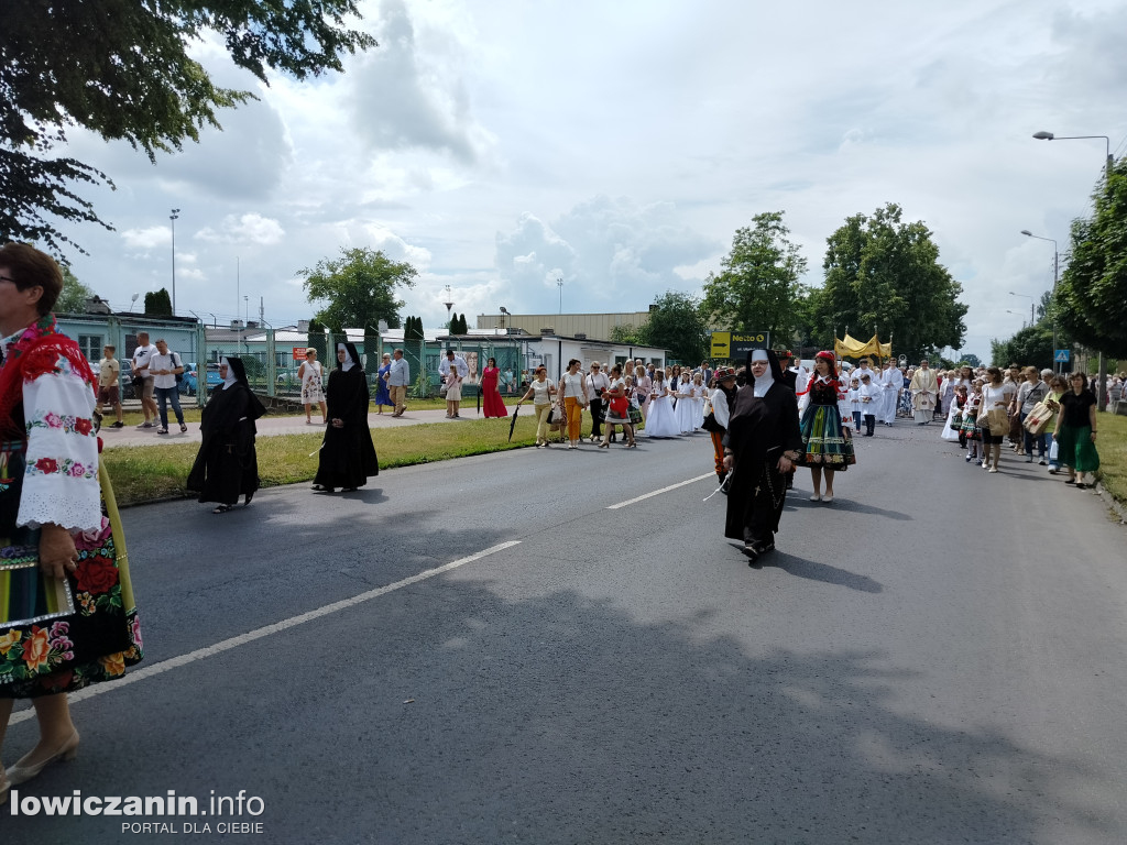 Łowicz. Procesja eucharystyczna przeszła ul. Jana Pawła II Stanisławskiego