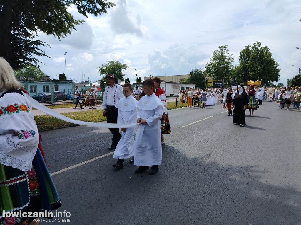 Łowicz. Procesja eucharystyczna przeszła ul. Jana Pawła II Stanisławskiego