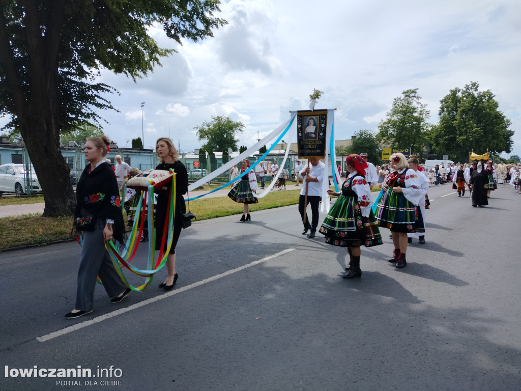 Łowicz. Procesja eucharystyczna przeszła ul. Jana Pawła II Stanisławskiego