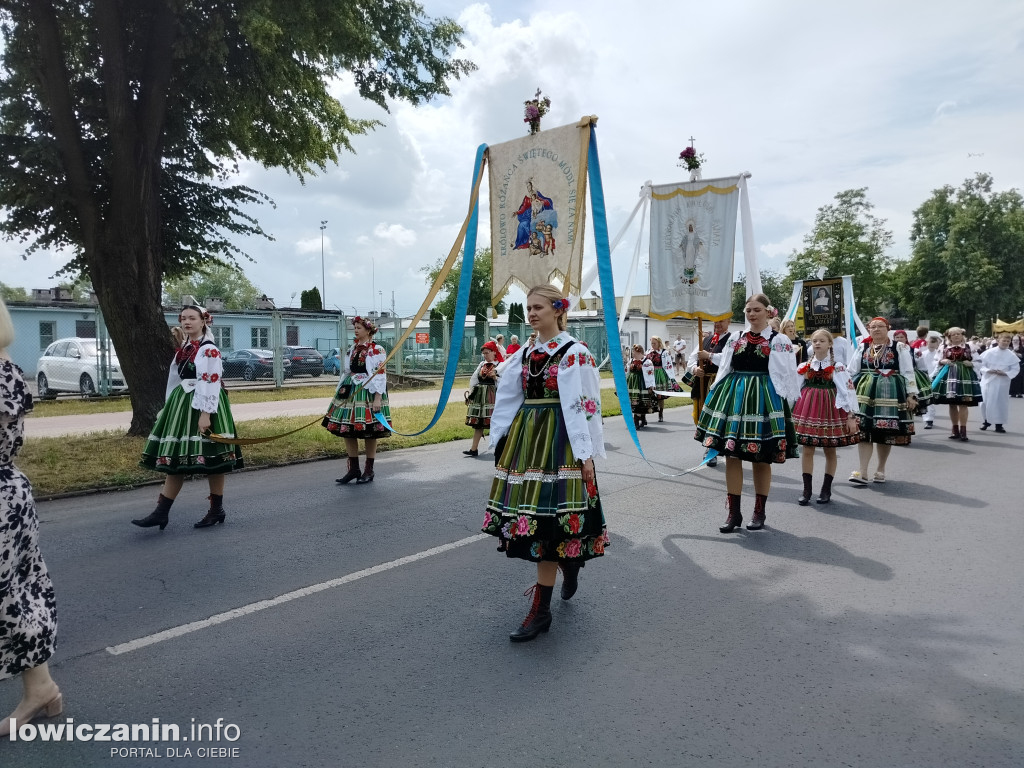 Łowicz. Procesja eucharystyczna przeszła ul. Jana Pawła II Stanisławskiego