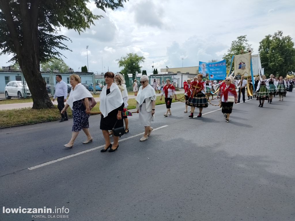 Łowicz. Procesja eucharystyczna przeszła ul. Jana Pawła II Stanisławskiego