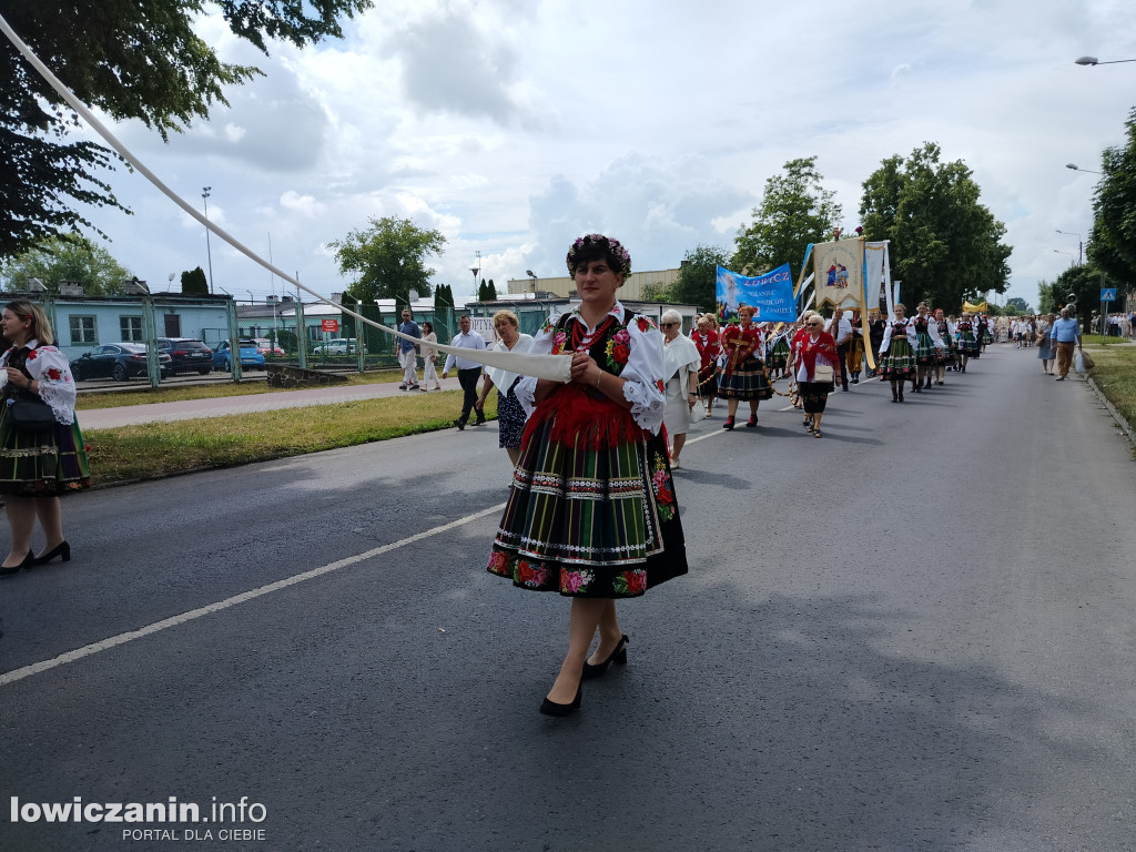 Łowicz. Procesja eucharystyczna przeszła ul. Jana Pawła II Stanisławskiego