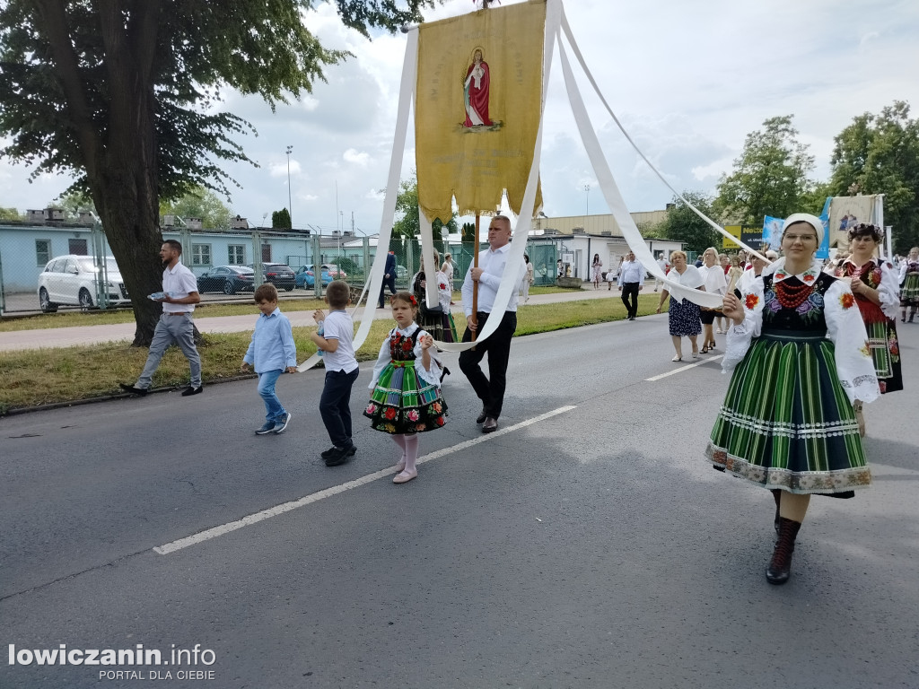 Łowicz. Procesja eucharystyczna przeszła ul. Jana Pawła II Stanisławskiego