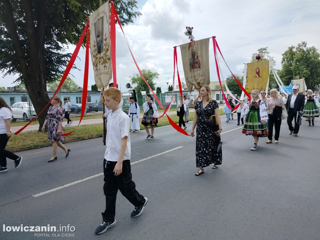 Łowicz. Procesja eucharystyczna przeszła ul. Jana Pawła II Stanisławskiego