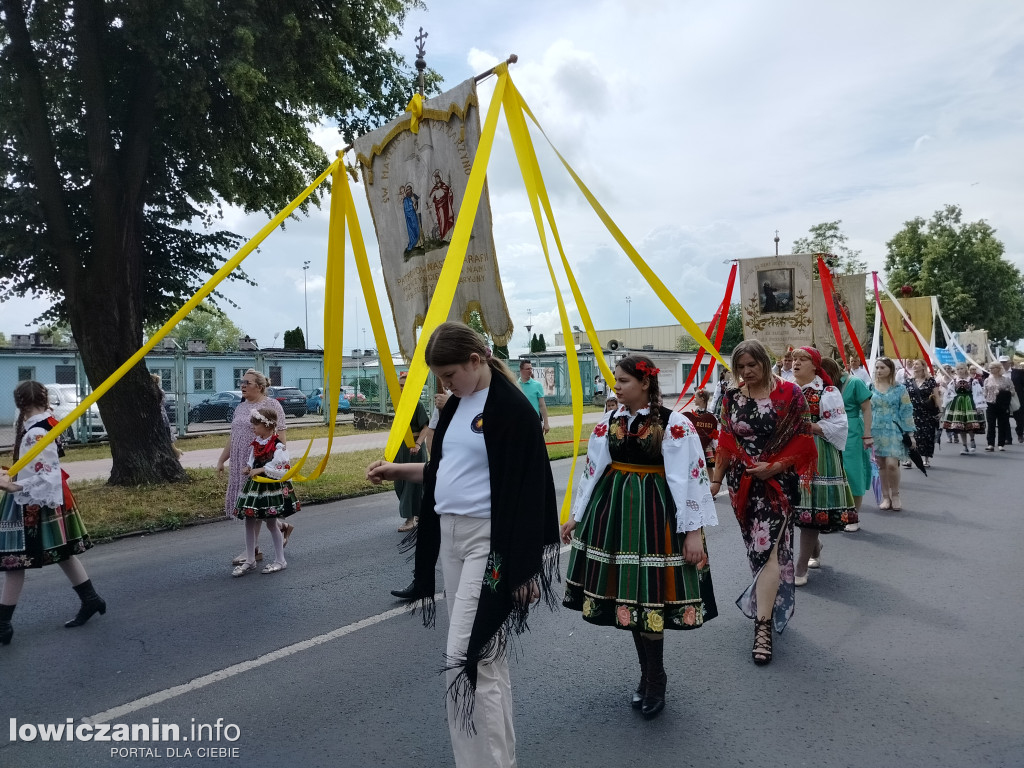 Łowicz. Procesja eucharystyczna przeszła ul. Jana Pawła II Stanisławskiego