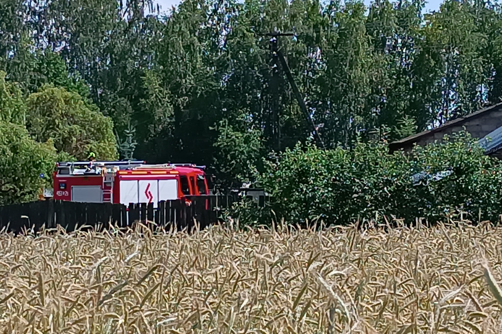 Czatolin. Piorun uderzył w dach obory