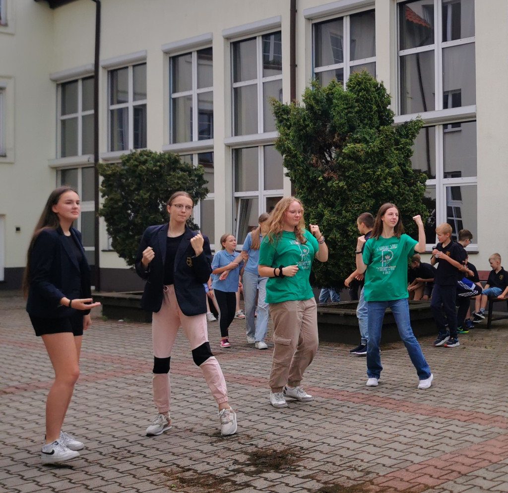 Wchodzą w przerwę tanecznym krokiem