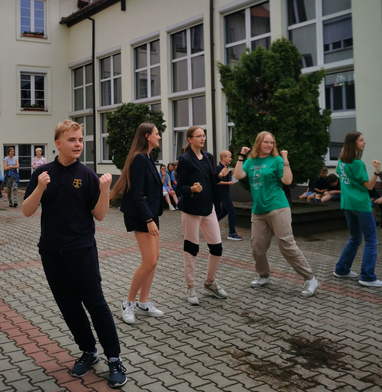Wchodzą w przerwę tanecznym krokiem