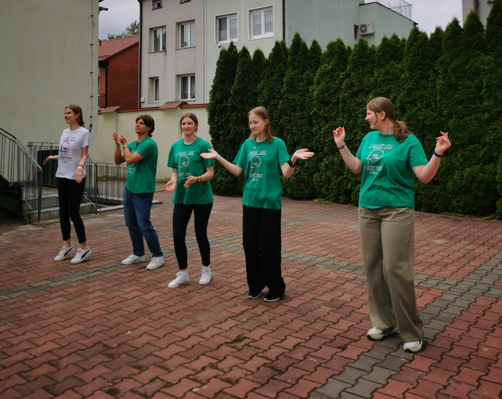 Wchodzą w przerwę tanecznym krokiem